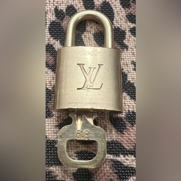 Authentic LV #319 lock & key - Picture 2 of 6